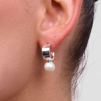 Silver hoop earring with a pearl