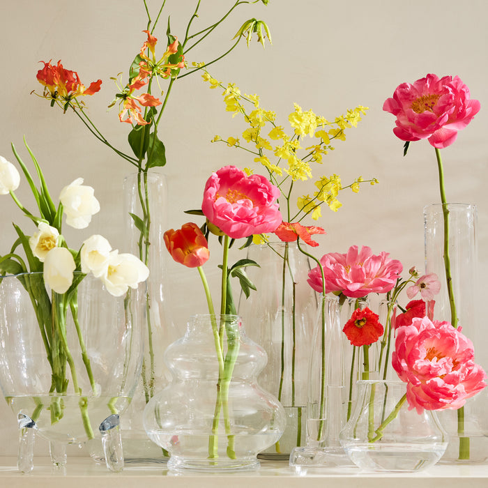 Clear mouth-blown glass Mario Vase with a traditional silhouette, filled with flowers.